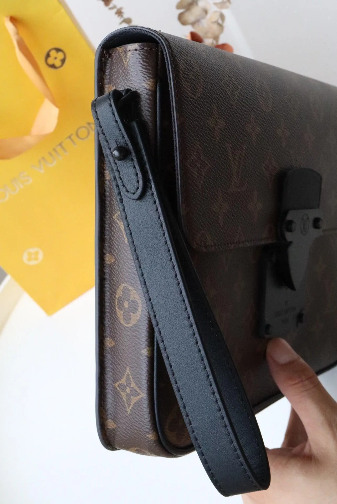 LV S LOCK A4 POUCH M80560