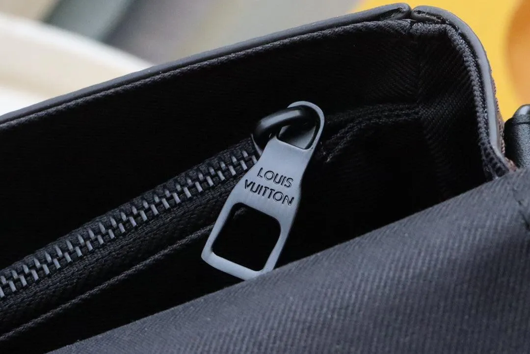 LV S LOCK A4 POUCH M80560